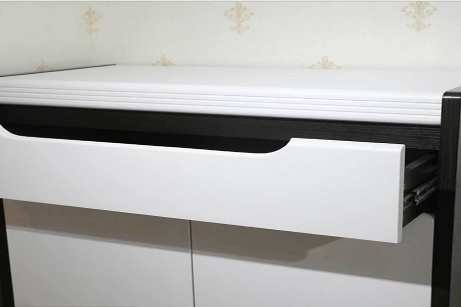 tu-dung-giay-mau-trang-den-7